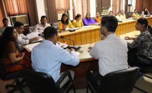 बैठक के दौरान सचिव सौजन्या और अन्य अधिकारी