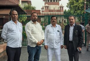 नई दिल्ली में वकीलों के साथ दान सिंह भंडारी