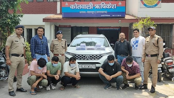 five arrested एम्स की परीक्षा में नकल कराते पांच लोग गिरफ्तार