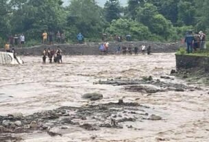 kiroda nala tanakpur टनकपुर: उफान में आये किरोड़ा नाला में बहा वाहन, दो की मौत