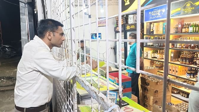 dm bansal in wine shop ग्राहक बनकर शराब लेने गए डीएम से भी वसूल लिए अधिक दाम, फिर कटा चालान