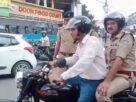 dm savin bansal in bike बाइक पर सवार होकर निकले डीएम बंसल, ट्रैफिक व्यवस्था का लिया जायजा