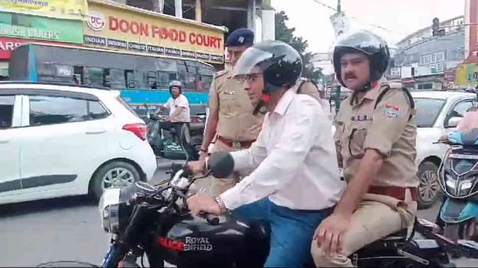 dm savin bansal in bike बाइक पर सवार होकर निकले डीएम बंसल, ट्रैफिक व्यवस्था का लिया जायजा