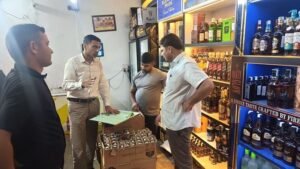 inspection in wine shop ग्राहक बनकर शराब लेने गए डीएम से भी वसूल लिए अधिक दाम, फिर कटा चालान