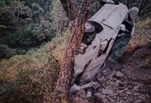 IMG 20241119 WA0091 1 कैंची धाम से दर्शन कर हल्द्वानी लौट रहे पर्यटकों की कार खाई में गिरी