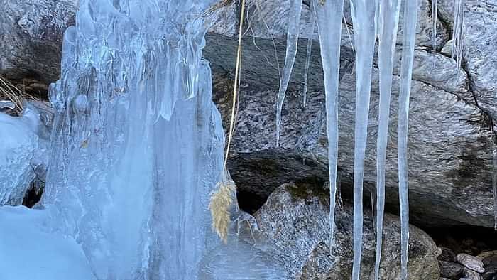 snow fall in pithoragarh पिथौरागढ़ में सीजन की दूसरी बर्फबारी, बर्फ से सफेद हुए पहाड़, नलों, नदी और गाड़-गधेरों का जम गया पानी