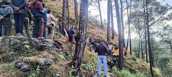 pauri bus hadsa पौड़ी में खाई में गिरी बस, मां-बेटे और पति-पत्नी सहित छह की मौत