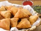 samosa kumaon jansandesh हल्द्वानी : भोटिया पड़ाव में पैरों से समोसे के आलू धोने का वीडियो वायरल