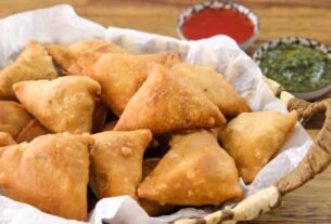 samosa kumaon jansandesh हल्द्वानी : भोटिया पड़ाव में पैरों से समोसे के आलू धोने का वीडियो वायरल