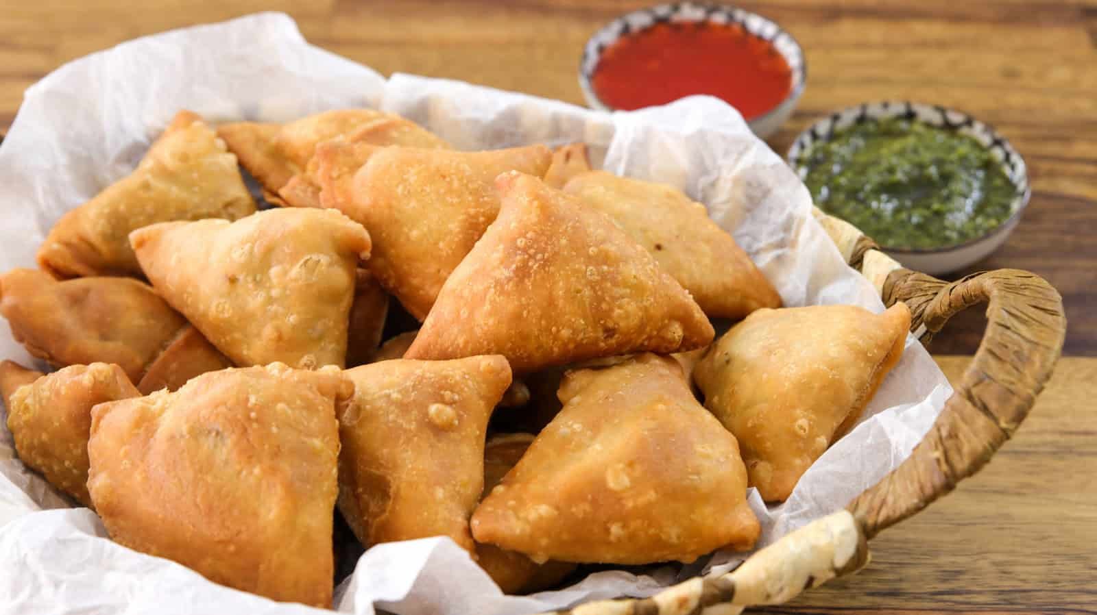 samosa kumaon jansandesh हल्द्वानी : भोटिया पड़ाव में पैरों से समोसे के आलू धोने का वीडियो वायरल