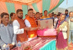 IMG 20250325 WA0003 रामगढ़ में विधायक कैड़ा ने कैंप लगाकर श्रमिकों को टूल किट और कंबल बांटे 
