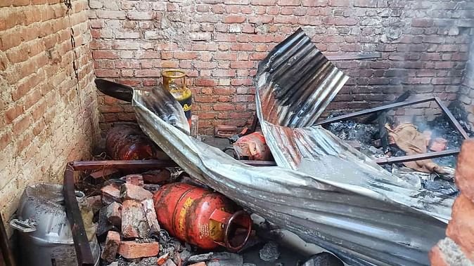 cyclender blast सिलिंडर में ब्लास्ट होने से घर में लगी आग, बच्चा झुलसा