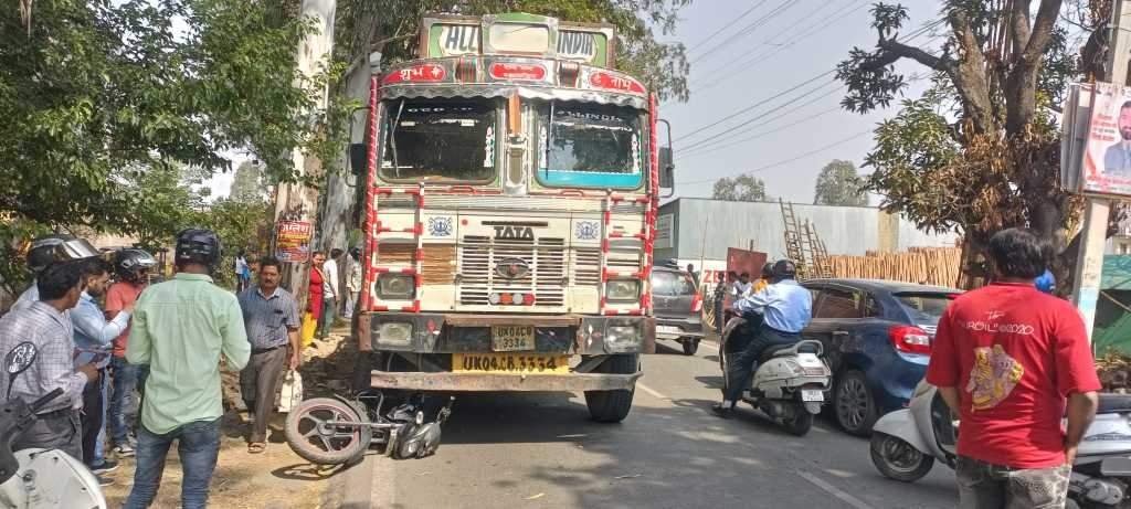 haldwani me hadsa कमलुवागांजा रोड में हादसा: बाइक सवार पिता और दो बच्चों की मौत