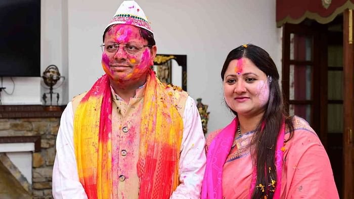 in holi cm dhami with wife सीएम आवास में होली की धूम, गले में ढोल लटका धामी ने खूब लगाए ठुमके