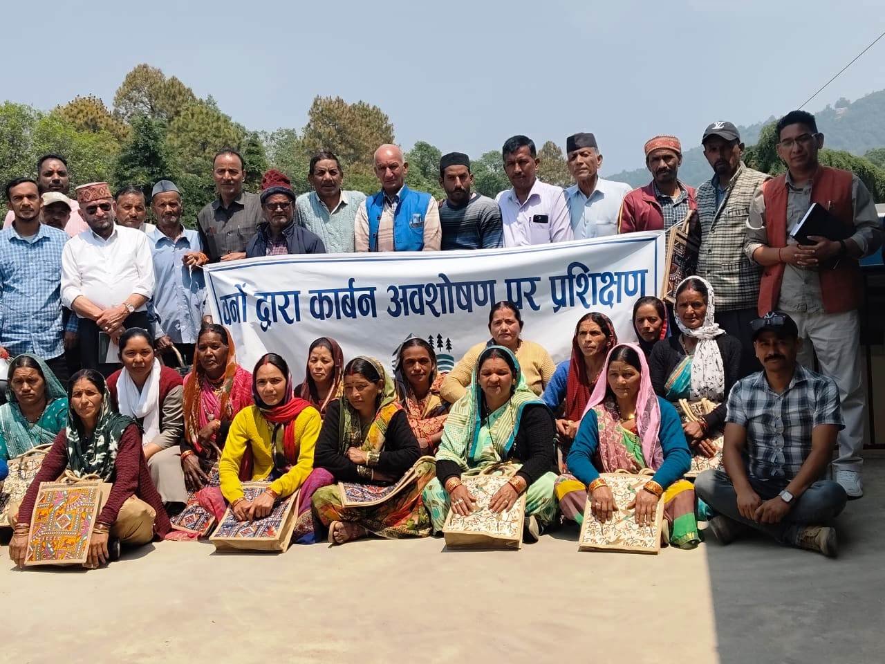 af556913 a593 4e5c b561 aee7f3334dac आरोही संस्था के वन पंचायत में कार्बन क्रेडिट परिकल्पना आधारित वी.एन.वी परियोजना की सराहना