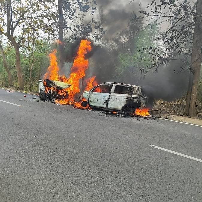 fire on two cars दो कारों की आपस में टक्कर के बाद लगी आग, एक की मौत, पांच लोग घायल