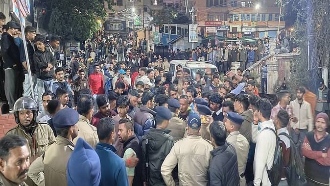 nainital me aakrosh नैनीताल में बवाल: नाबालिग से दुष्कर्म के खिलाफ आक्रोश, तल्लीताल बाजार बंद
