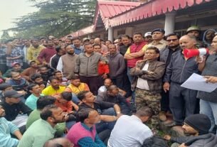 nainital me bawal नैनीताल में सड़कों पर उतरे लोग: निकाला जुलूस...सूनी पड़ी झील, पर्यटक कमरों में कैद, स्कूल बंद