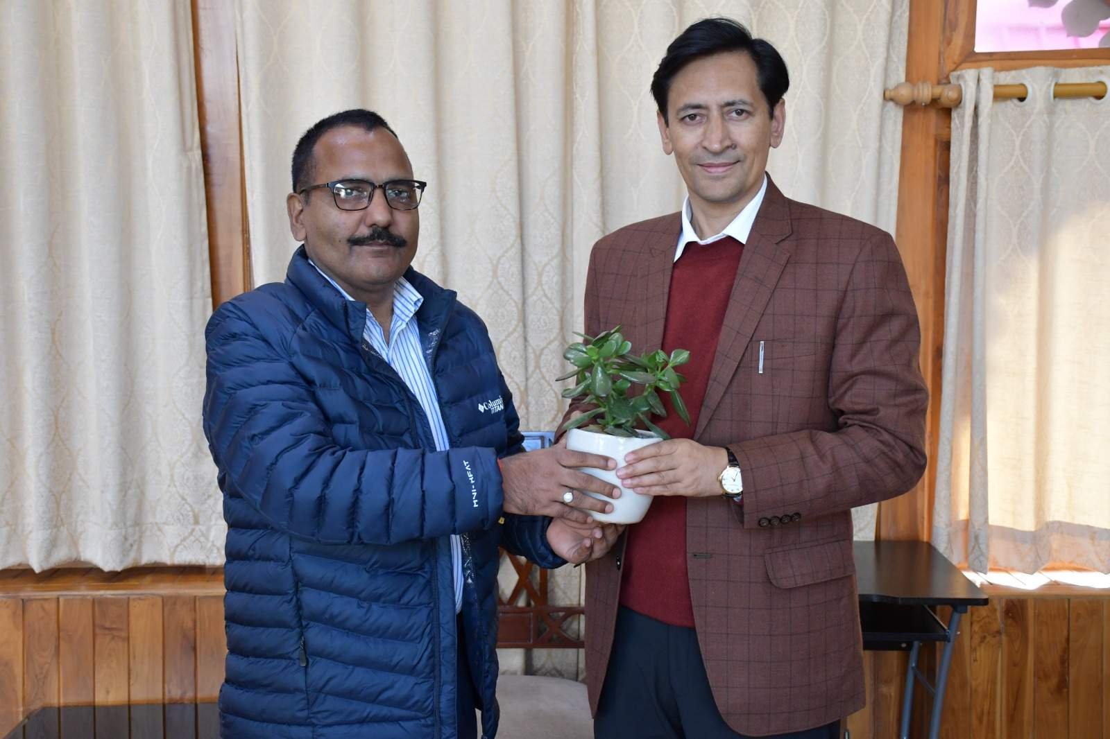 IMG 20251015 WA0025 1 नवांगतुक डीएम रयाल ने आयुक्त से की शिष्टाचार भेंट