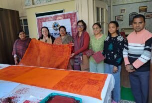 IMG 20251015 WA0026 कुविवि करा रहा 6 माह का ऐपण सर्टिफिकेट कोर्स, रंगवाली पिछोड़ा बनाने का दिया जा रहा प्रशिक्षण