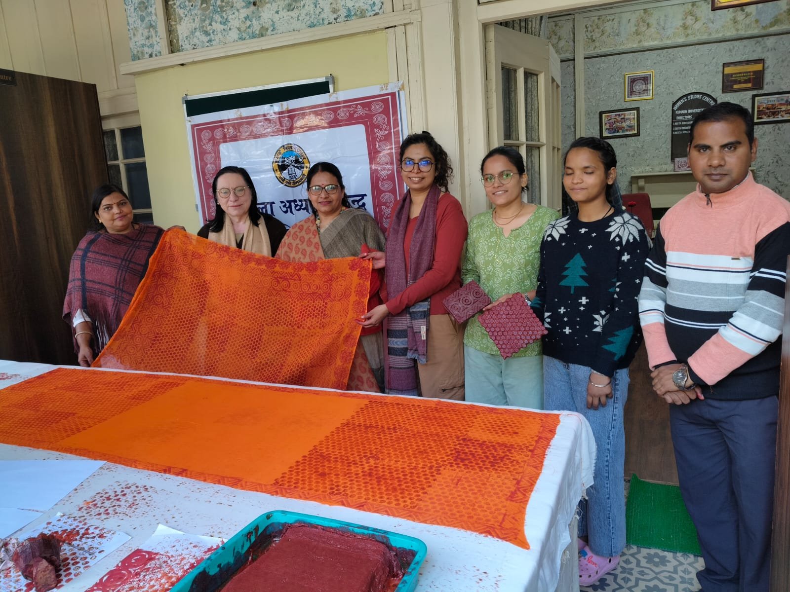 IMG 20251015 WA0026 कुविवि करा रहा 6 माह का ऐपण सर्टिफिकेट कोर्स, रंगवाली पिछोड़ा बनाने का दिया जा रहा प्रशिक्षण