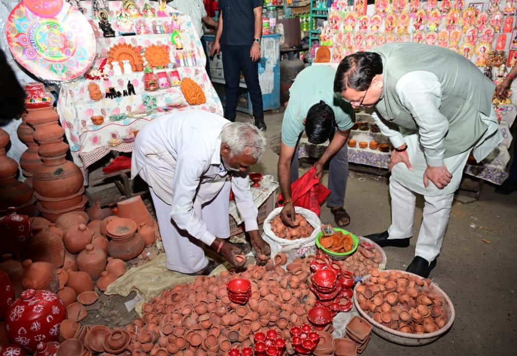IMG 20251015 WA0036 खटीमा : सीएम धामी ने की मिट्टी के दीये और मूर्तियों की खरीदारी, ऑनलाइन किया भुगतान
