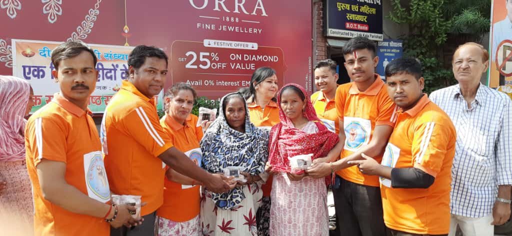 IMG 20251017 WA0010 एक समाज श्रेष्ठ समाज संस्था ने वितरित किए 51 हजार मिट्टी के दीये