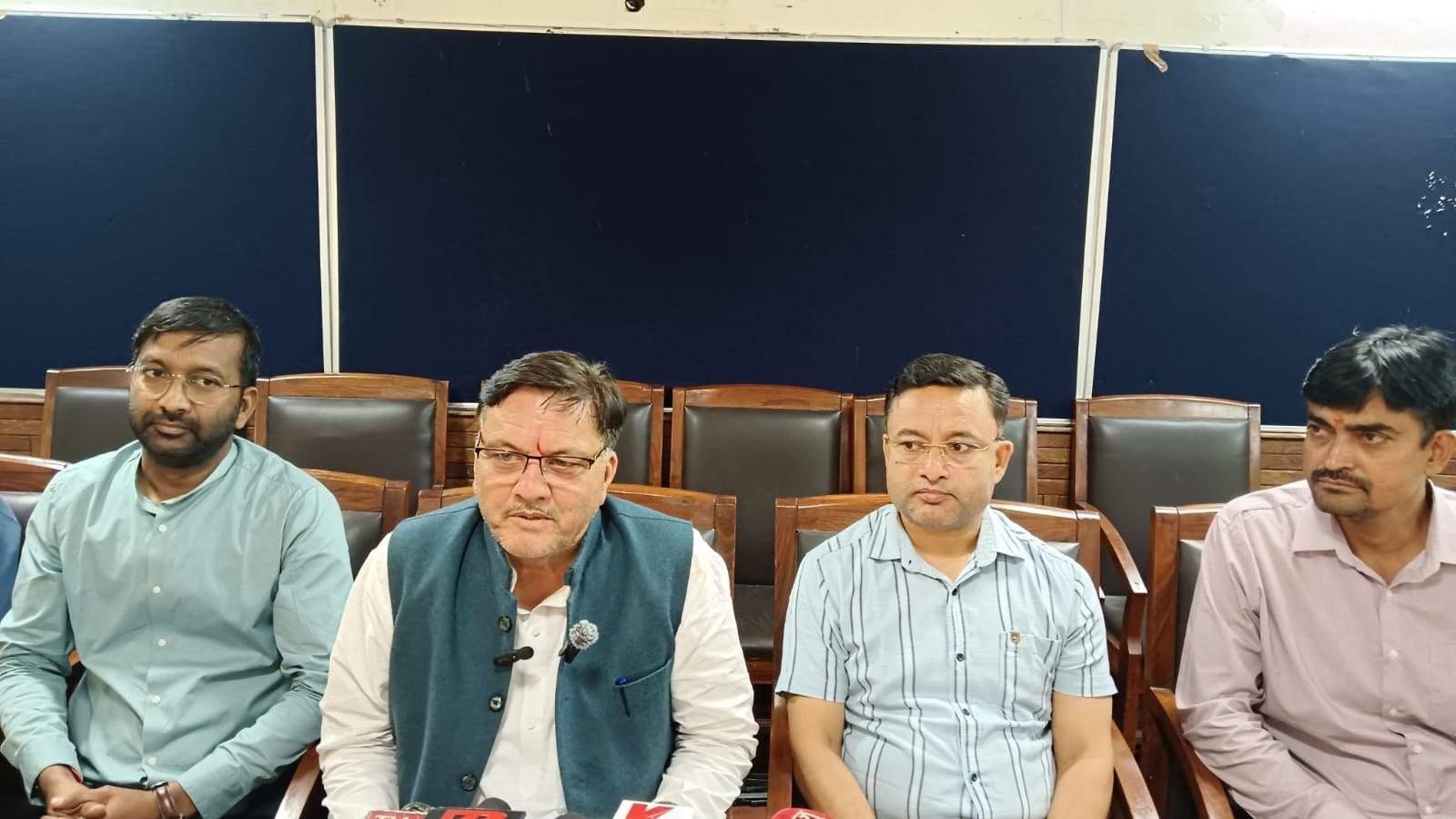 निगम की सफाई व्यवस्था बनेगी बेहतर, जल्द मिलेंगे 25 कूड़ा वाहन : गजराज 1 IMG 20251018 WA0008 निगम की सफाई व्यवस्था बनेगी बेहतर, जल्द मिलेंगे 25 कूड़ा वाहन : गजराज