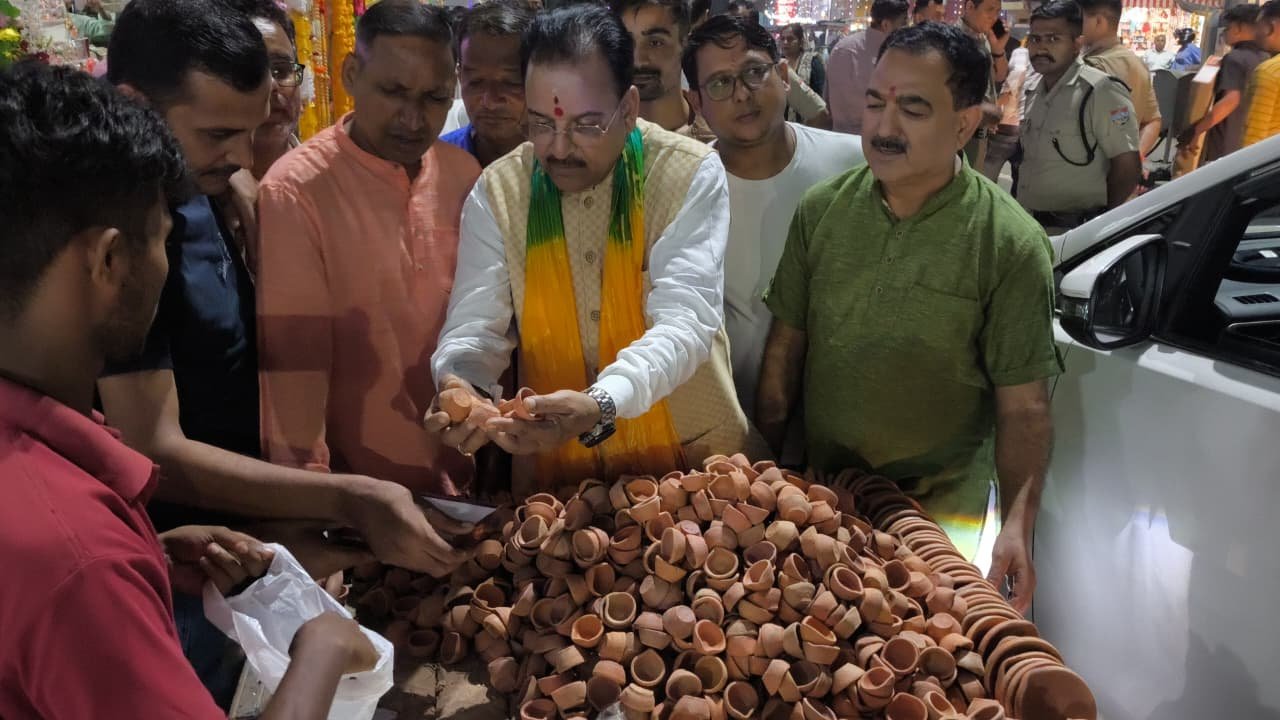 सांसद अजय भट्ट ने लालकुआं बाजार से की दीपावली की खरीदारी 1 IMG 20251019 WA0039 सांसद अजय भट्ट ने लालकुआं बाजार से की दीपावली की खरीदारी