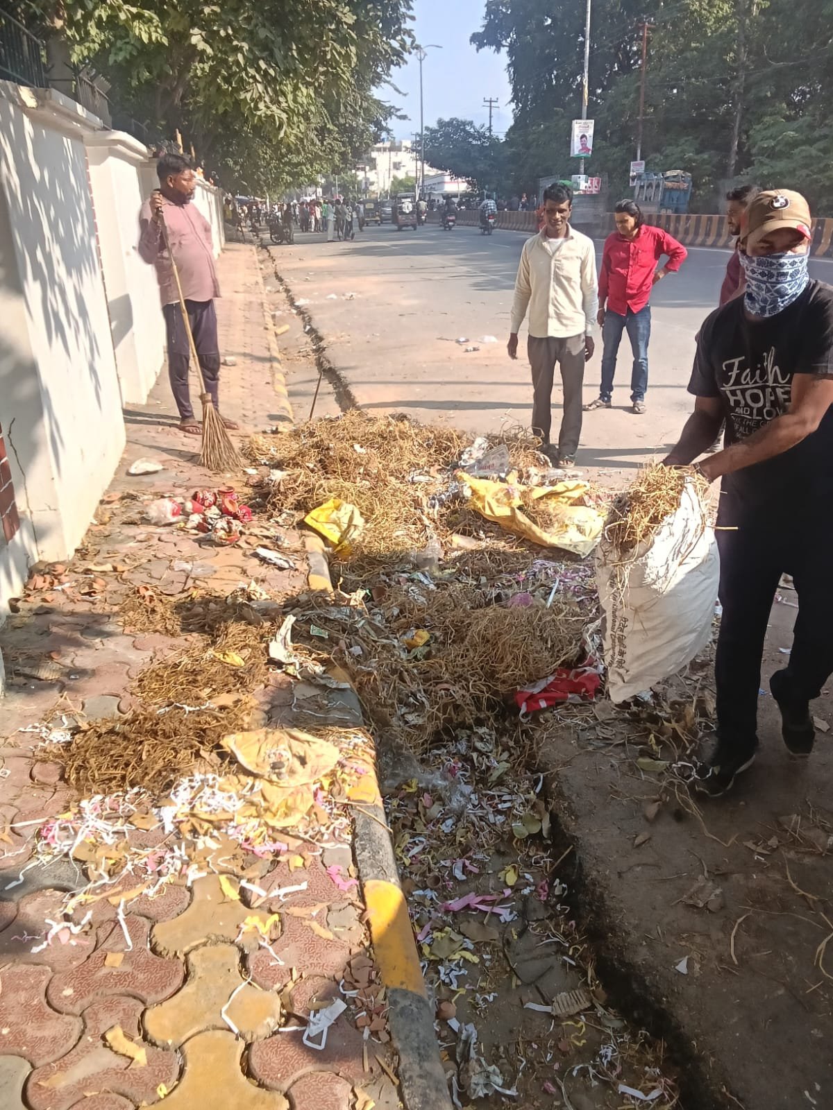 दीपावली पर चला विशेष स्वच्छता अभियान: निकायों ने उठाया 1000 मेट्रिक टन अपशिष्ट 1 IMG 20251023 WA0007 दीपावली पर चला विशेष स्वच्छता अभियान: निकायों ने उठाया 1000 मेट्रिक टन अपशिष्ट