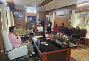 IMG 20251031 WA0013 बिना लाइट वाले ई-रिक्शा चालकों पर कुमाऊं आयुक्त दीपक रावत ने की सख्त कार्रवाई