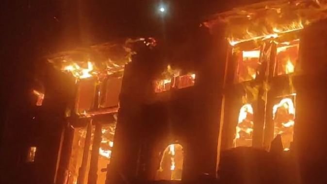 आग से दो मंजिला मकान राख, बेटी की शादी के लिए रखे जेवर और नकदी भी जली 3 balyaun me fire आग से दो मंजिला मकान राख, बेटी की शादी के लिए रखे जेवर और नकदी भी जली