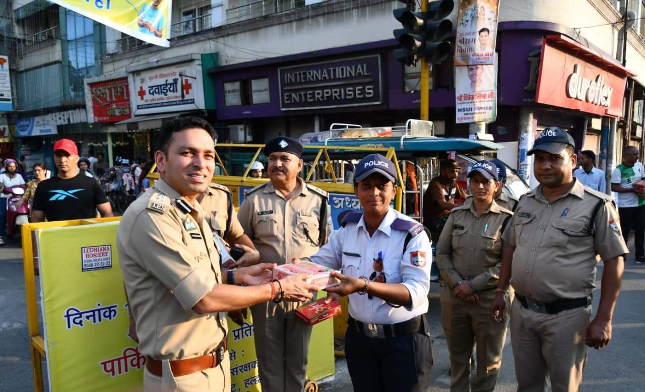 एसएसपी मीणा ने दीपावली पर ड्यूटी में तैनात पुलिस कर्मियों को मिठाई खिलाकर बढ़ाया मनोबल 1 ssp on diwal एसएसपी मीणा ने दीपावली पर ड्यूटी में तैनात पुलिस कर्मियों को मिठाई खिलाकर बढ़ाया मनोबल