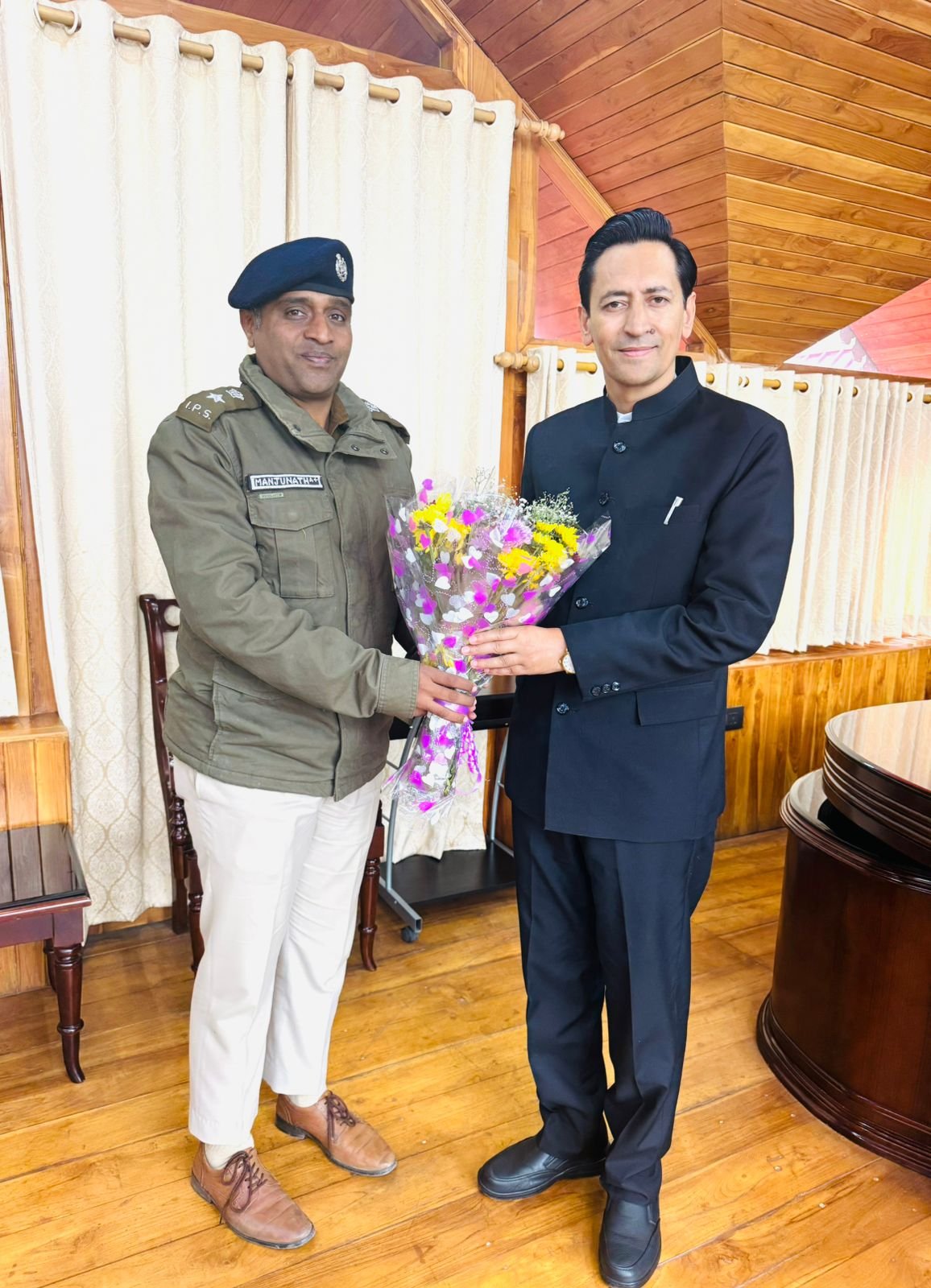 ssp नवांगतुक एसएसपी मंजूनाथ ने की कुमाऊं आयुक्त से भेंट, कानून व्यवस्था पर हुई विस्तृत चर्चा