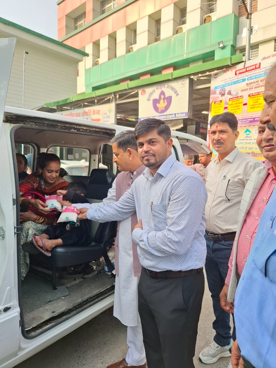 01babefa 28b6 4a50 b5a1 c343a4ac1118 लालकुआं दुग्ध संघ के नौ दिवसीय कार्यक्रमों का आगाज, अध्यक्ष मुकेश बोरा ने मरीजों को बांटा आंचल का दूध