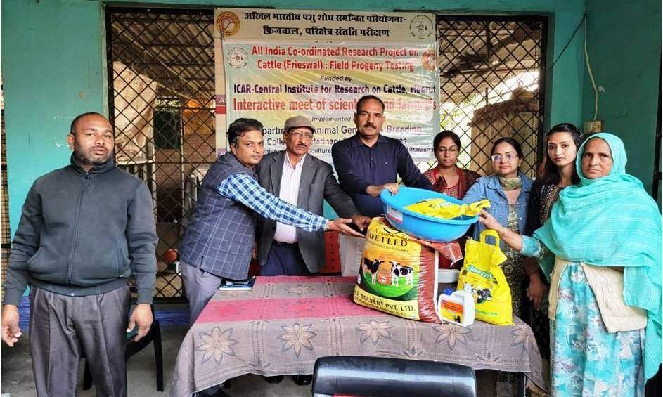 1 1 पशुपालकों एवं वैज्ञानिकों के बीच समूह चर्चा आयोजित