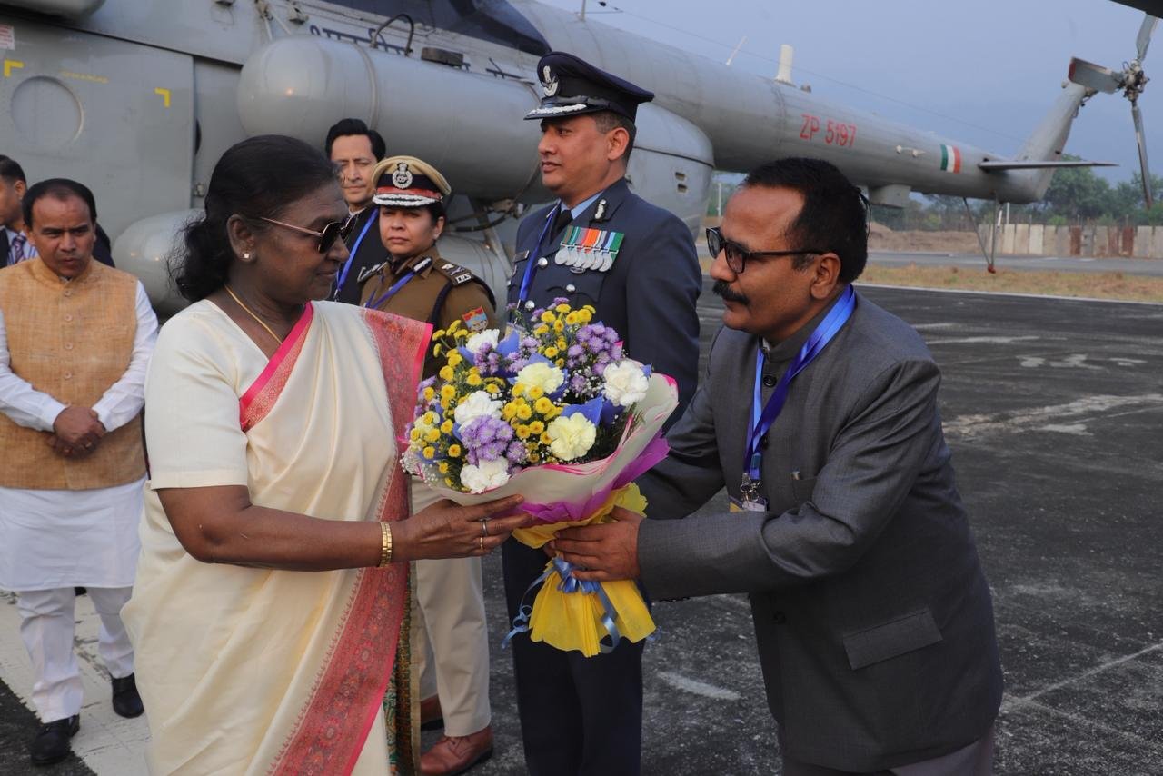 राष्ट्रपति द्रौपदी मुर्मू हल्द्वानी पहुँचीं, राजभवन नैनीताल समारोह में होंगी शामिल 2 IMG 20251103 WA0031 राष्ट्रपति द्रौपदी मुर्मू हल्द्वानी पहुँचीं, राजभवन नैनीताल समारोह में होंगी शामिल