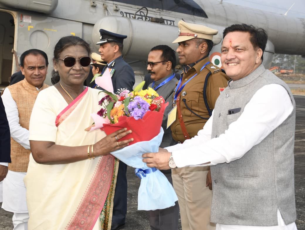 राष्ट्रपति द्रौपदी मुर्मू हल्द्वानी पहुँचीं, राजभवन नैनीताल समारोह में होंगी शामिल 3 IMG 20251103 WA0032 राष्ट्रपति द्रौपदी मुर्मू हल्द्वानी पहुँचीं, राजभवन नैनीताल समारोह में होंगी शामिल