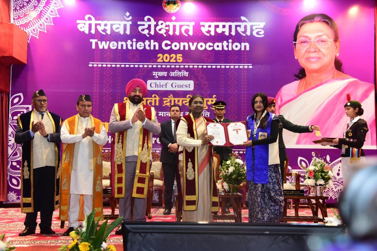 IMG 20251104 WA0032 कुमाऊँ विश्वविद्यालय का 20वाँ दीक्षांत समारोह सम्पन्न, राष्ट्रपति द्रौपदी मुर्मू ने मेधावी विद्यार्थियों को प्रदान किए पदक