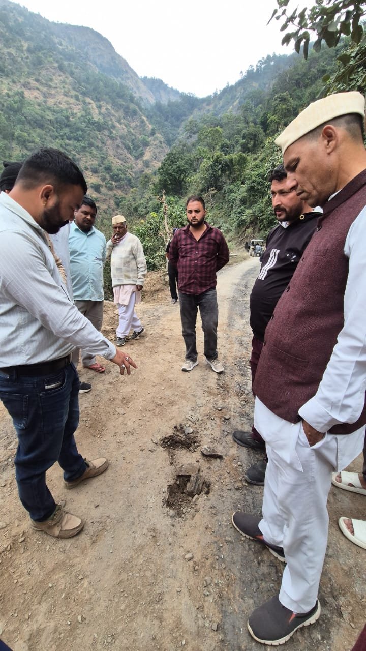 छीड़ाखान –अमजड़ –अधौड़ा सड़क निर्माण में गुणवत्ता सुधार पर बनी सहमति, ग्रामीणों की सख्त चेतावनी, घटिया कार्य बर्दाश्त नहीं 2 IMG 20251104 WA0044 छीड़ाखान –अमजड़ –अधौड़ा सड़क निर्माण में गुणवत्ता सुधार पर बनी सहमति, ग्रामीणों की सख्त चेतावनी, घटिया कार्य बर्दाश्त नहीं