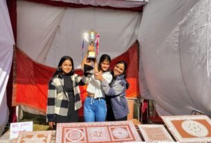 IMG 20251106 WA0050 देहरादून में छाई कुमाऊं विश्वविद्यालय की छात्राएं, हैंडीक्राफ्ट प्रतियोगिता में पाया तीसरा स्थान