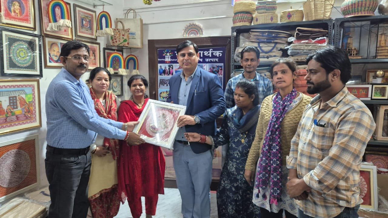 IMG 20251111 WA0023 वस्त्र मंत्रालय के निदेशक गुरुरानी ने हल्द्वानी में किया जूट रिटेल आउटलेट एवं जूट रॉ मैटेरियल बैंक का निरीक्षण