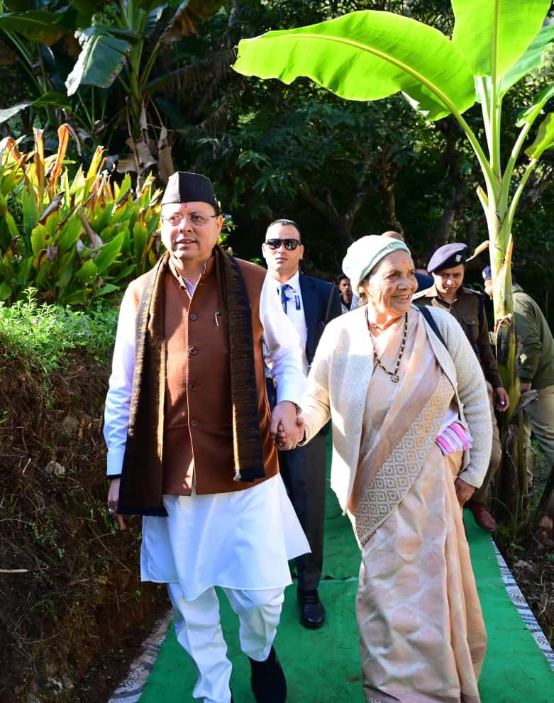 IMG 20251114 WA0008 मां के साथ पैतृक गांव पहुंचे सीएम धामी, यादें ताज़ा करते हुए हुए भावुक