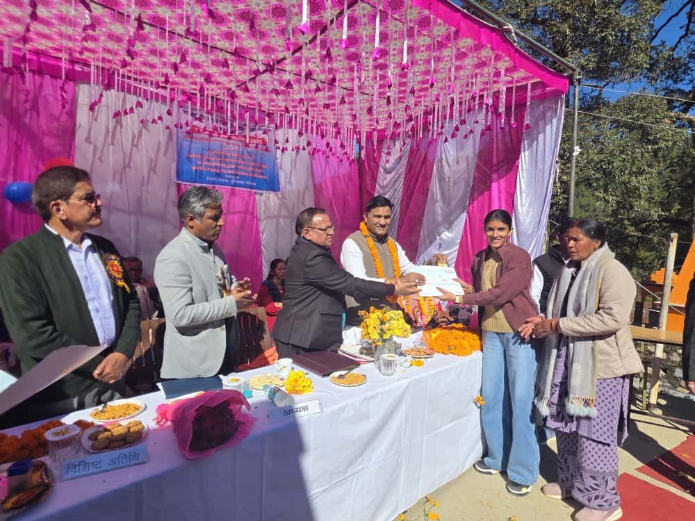 विधायक कैड़ा ने किया मेधावियों का सम्मान, इंटर कालेज गुनियालेख के मैदान निर्माण के लिए 2 लाख रुपये की घोषणा 3 IMG 20251114 WA0014 विधायक कैड़ा ने किया मेधावियों का सम्मान, इंटर कालेज गुनियालेख के मैदान निर्माण के लिए 2 लाख रुपये की घोषणा