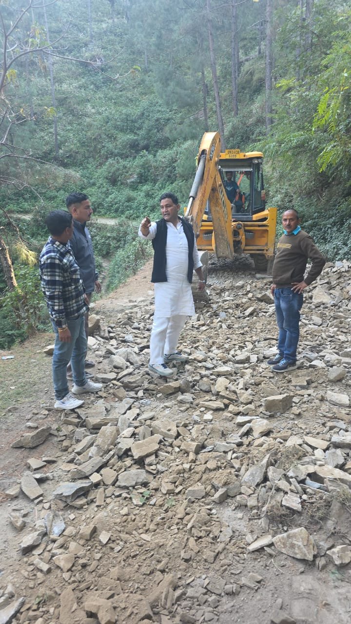 IMG 20251117 WA0012 विधायक कैड़ा ने किया ओखलकांडा ब्लॉक के गाँवों का दौरा, कहा, जल्द शुरू होगा करायला–जमराड़ी मोटर मार्ग का सुधार