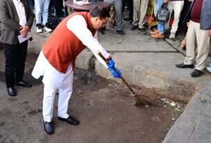 IMG 20251118 WA0164 आईएसबीटी में गंदगी देख बिफरे सीएम, खुद उठाई झाड़ू