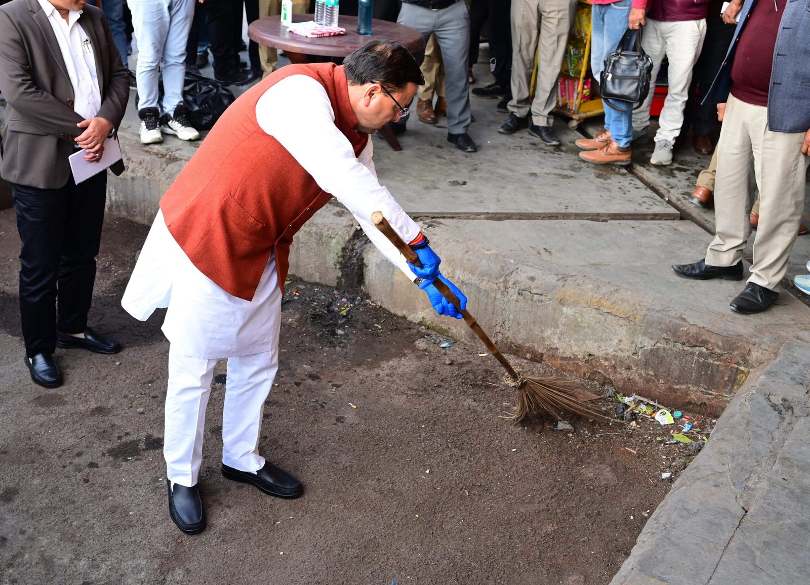 IMG 20251118 WA0164 scaled आईएसबीटी में गंदगी देख बिफरे सीएम, खुद उठाई झाड़ू