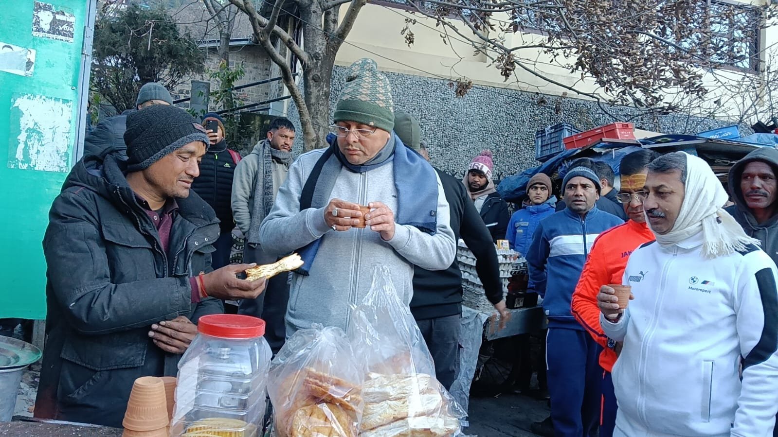 IMG 20251127 WA0006 सीएम धामी ने नैनीताल में की मॉर्निंग वॉक जनता से की मुलाकात, भरत की दुकान की चाय का स्वाद लिया 