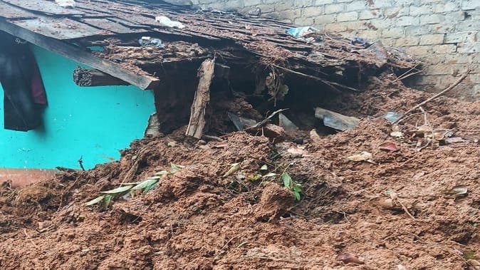 bhasakhalna hana sa eka makana thhavasata 03790d1d3c0861c686c9edfbb7dd22c5 पिथौरागढ़ में भूस्खलन से मकान ध्वस्त, मलबे में दबकर युवक की मौत