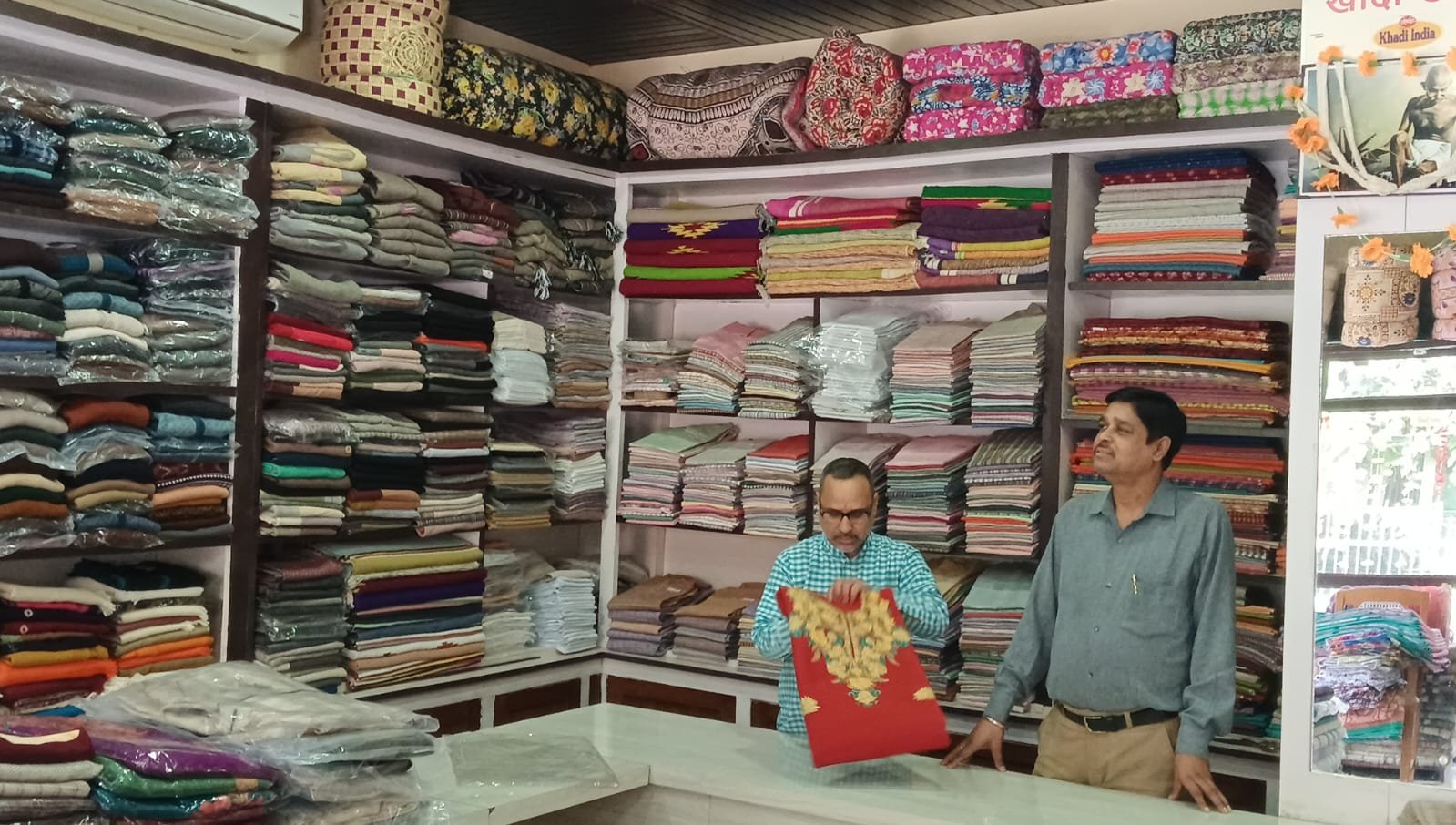 वीडियो: मोदी के स्वदेशी अभियान से हल्द्वानी में खादी वस्त्रों की बिक्री में बूम 1 dc2aff53 aa50 44dc 8f4f 3b837fb98c68 वीडियो: मोदी के स्वदेशी अभियान से हल्द्वानी में खादी वस्त्रों की बिक्री में बूम